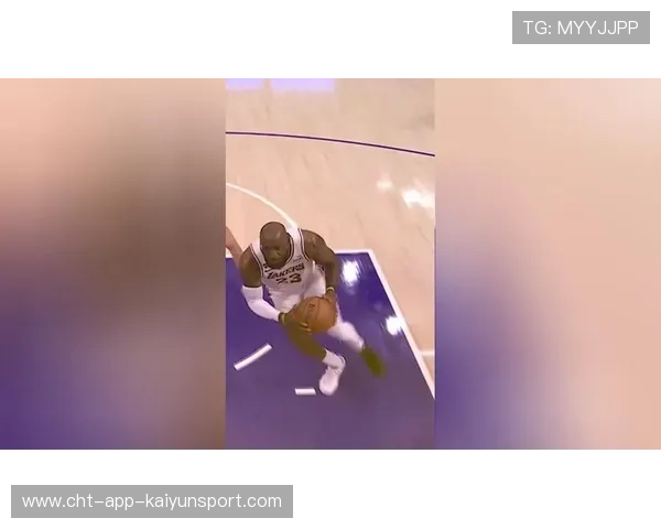 詹姆斯边路插上爆射